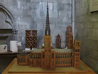 Photo d'une maquette en bois de la cathédrale pour les non-voyants