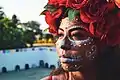 Adolescente arborant un maquillaje de la Catrina lors d'une fête le Jour des morts (Día de Muertos), Mexique