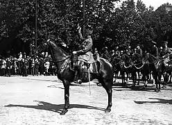 Le Maréchal Foch à cheval, saluant de son baton lors du Défilé de la Victoire.