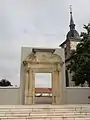 Une porte monumentale conservée.