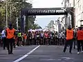 Les coureurs sur la ligne de départ.