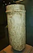 Stèle romaine en marbre, en forme de colonne.