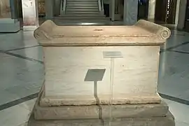 Autel dédié à Aphrodite et aux Charites, retrouvé sur l'agora d'Athènes, 193/2 av. J.-C. Musée national archéologique d'Athènes.