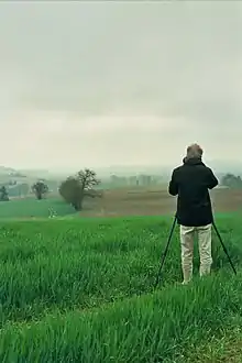 Marc Deneyer photographiant le paysage charentais à quelques mètres du domaine de Toutvent.