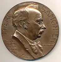 Portrait de profil sur médaille