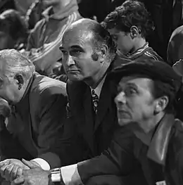 Photographie montrant le président de l'OM de l'époque, Marcel Leclerc, en train d'assister au match contre l'Ajax Amsterdam.