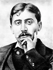Portrait de Proust, vu de face, la main gauche appuyée sur le côté gauche du visage.