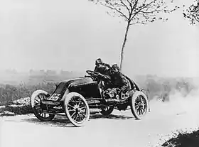 Photo de Marcel Renault en course avec, à ses côtés, son mécanicien embarqué et copilote.