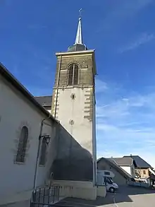 Photographie en couleurs du clocher de l’église.