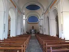 Photographie en couleurs de l’intérieur de l’église.