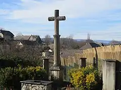 Photographie en couleurs d’une croix de chemin.