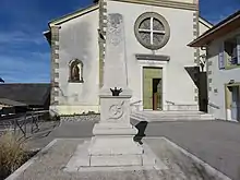 Photographie en couleurs du monument aux morts de Marcellaz-Albanais.