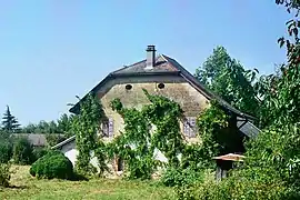 Photographie en couleurs d’une maison en molasse.