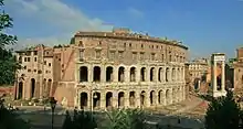 Le palais, les arcades et les colonnes du temple d'Apollon.