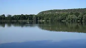 L'étang et les collines boisées à l'ouest.