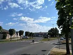 Le marché couvert près du rond-point des routes de Poitiers, Châtellerault et Loudun.