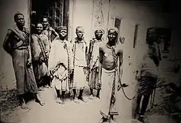 Un marché aux esclaves à Zanzibar (photographie de la 2e moitié du XIXe siècle).