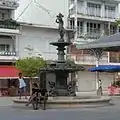 La fontaine Couturier située sur le parvis devant le marché.