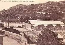 Vieille carte postale représentant le marché couvert de Thiers pris en 1940.