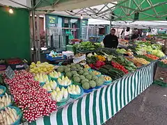 Étal d'un commerçant revendeur de légumes.