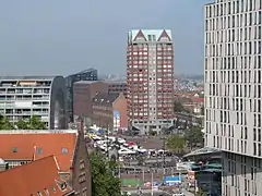Vue de la place du grand marché de Rotterdam, à gauche la voûte du Markthal.