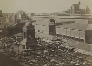 Le marché des Innocents vers 1858 avant sa suppression. À droite, les pavillons de Baltard qui viennent d'être édifiés