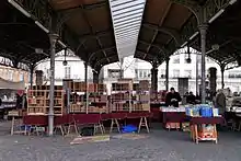 Stands du marché du livre ancien et d'occasion installés sous la halle aux chevaux.