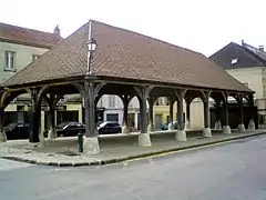 La halle de 1740, l'une des dernières halles subsistant dans le nord de l'Île-de-France. Restaurée en 2008, elle n'est cependant plus utilisée pour le marché hebdomadaire du vendredi matin, qui se tient dans la rue Bonnet à côté.