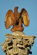 Aigle napoléonienne ornant le sommet de la colonne commémorative.