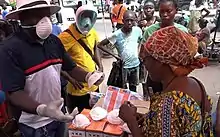 Un marchand vendant des masques chirurgicaux à Brazzaville le 19 mars 2020.