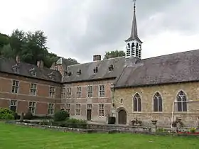 Les bâtiments et murailles de l'Abbaye du Vivier à Marche-les-Dames, à l'exception des constructions postérieures à la fin du XVIIIe siècle.