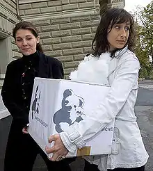 Photographie du dépôt des cartons de signatures par les membres du comité