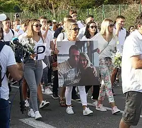 Marie, Véronique, Mélanie et Manon Monguillot (de gauche à droite), le 8 juillet 2020, lors de la marche blanche organisée en hommage à Philippe Monguillot (portrait).