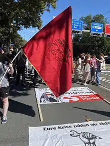 Photo représentant la participation du groupe de l'Étincelle à la marche contre la réforme de l'AVS pour le relèvement de l'âge de la retraite à 65 ans à Berne le 18 septembre 2021