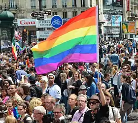 Le drapeau arc-en-ciel brandi lors de la marche des fiertés de Paris en 2013.