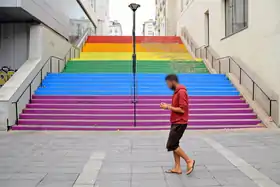 Escalier aux couleurs du drapeau arc-en-ciel à Nantes en France (2020).
