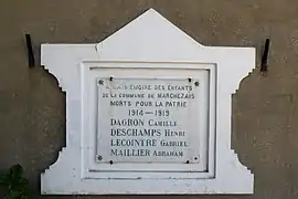 La plaque à la mémoire des morts de 1914-1919.