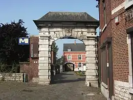 Porche d'entrée avec les armes de Bilquin-Baillencourt.