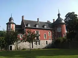 Château vu depuis les rives de la Sambre (Nord).