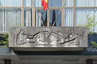 Bas-relief sur la façade du salon communal de Marchienne-au-Pont.