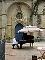 Concert de piano dans le jardin de l'église.