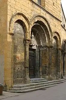 Façade ouest de l'église.