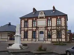 La mairie et le monument aux morts.