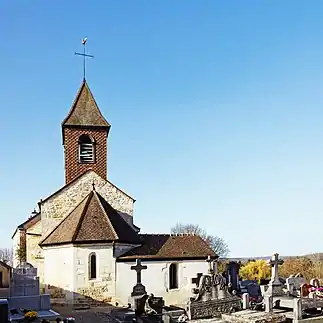 L'église dans l'enclos du cimetière.