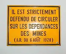 Plaque d'interdiction de circuler dans la mine (applicable dans les mines non gardées).