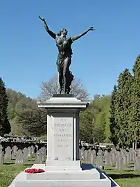 Cimetière, carré militaire : « La Belgique délivrée » par Léon Van den Houten, inauguré le 21 juillet 1922.