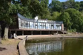 Le bâtiment vu depuis le lac.