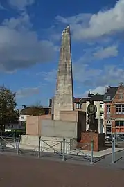 Monument international dédié aux victimes du travail érigé sur la Grand'Place de Marcinelle en 1960.