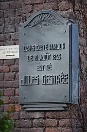 Plaque apposée sur la façade de sa maison à Marcinelle.