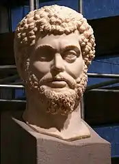 Statue d'une tête d'un homme barbu avec une barbe.